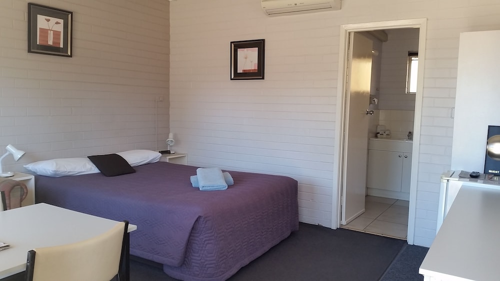 Standard Suite, 1 Bedroom, Non Smoking (Queen Room) photo 3
