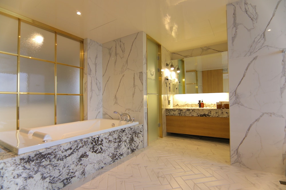 Royal Suite (Private pool fee per night required on spot) - Photo 19
