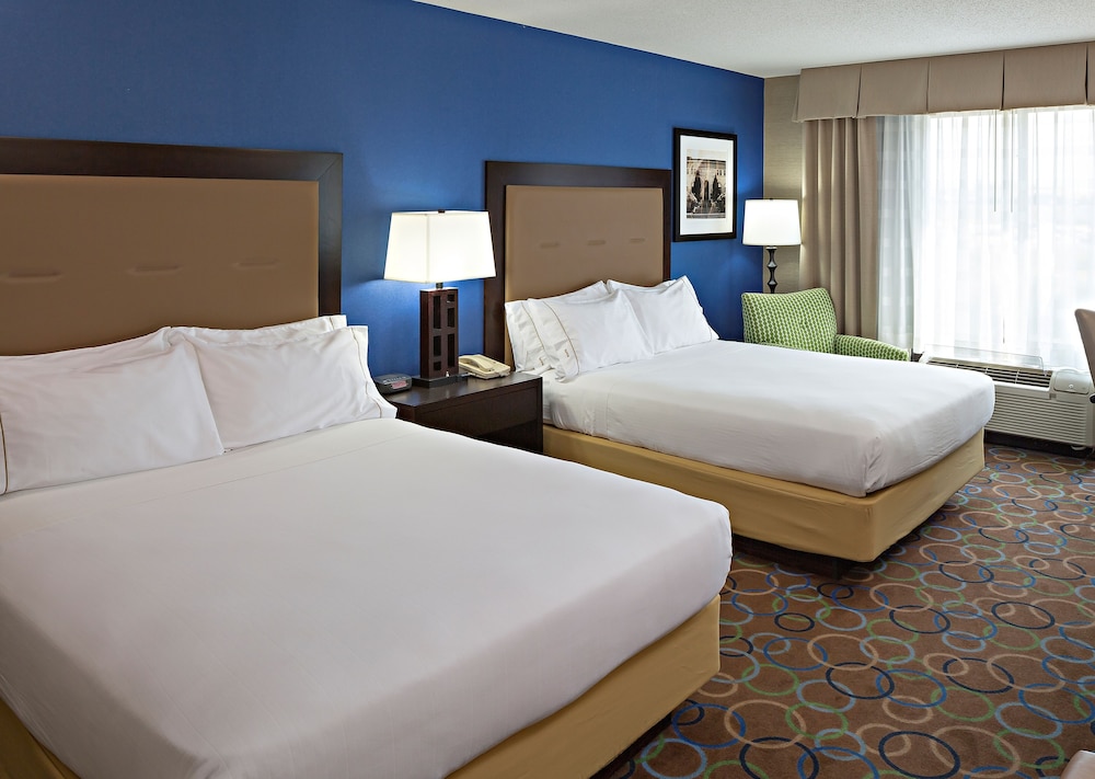 Suite, 1 King Bed With Sofa Bed photo 2