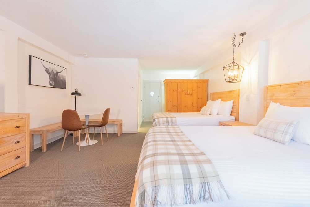 Superior Room- 1 Queen & 1 Double Bed