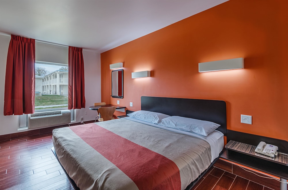 Standard Room, 1 King Bed, Non Smoking, Refrigerator & Microwave - Photo 1