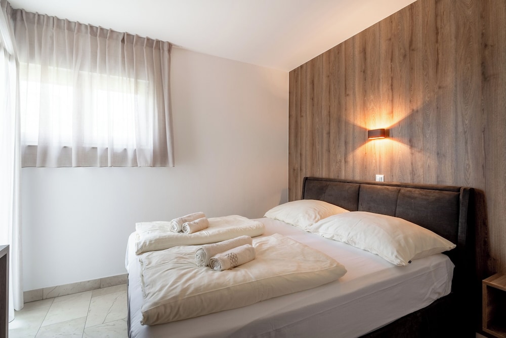 Panoramic Apartment, 1 Bedroom, Pool Access, Beachside photo 3
