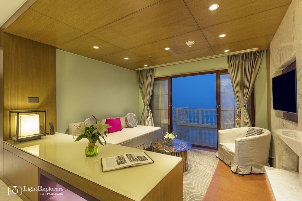 Suite, 1 Bedroom, Balcony photo 3