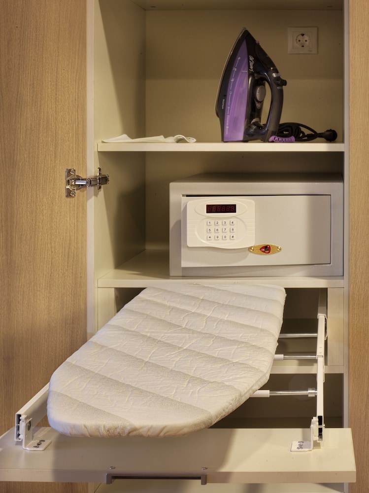 Triple Room with 1 King Bed + 1 Single Bed - Photo 3