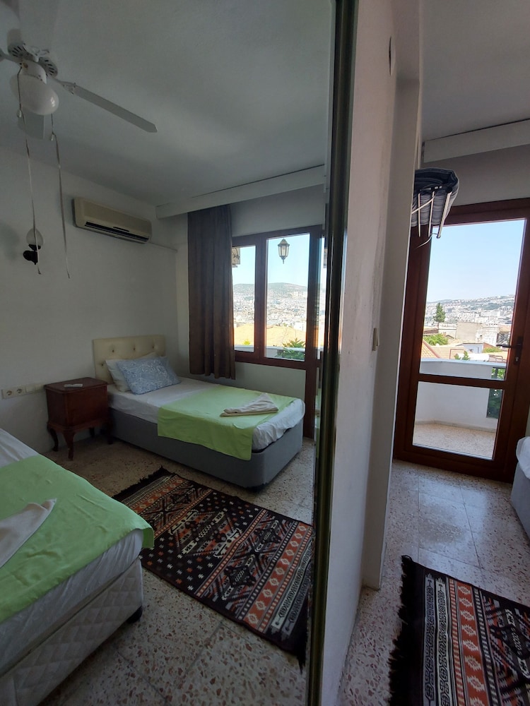 Basic Room, 2 Twin Beds, Balcony photo 3