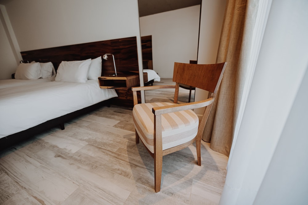 Deluxe Room, 1 King Bed photo 1