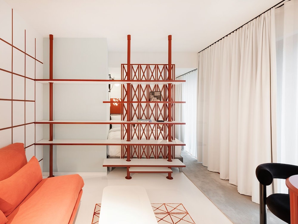 Room (Urban)