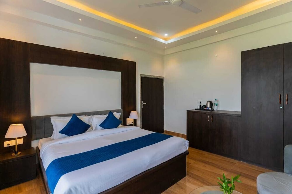 Deluxe Suite, Balcony, Hill View