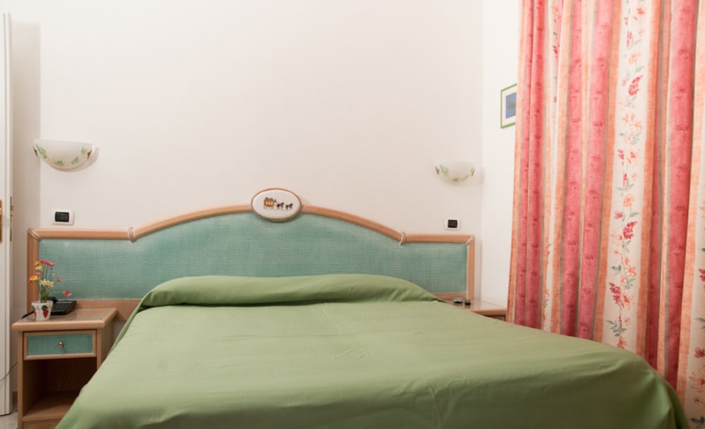 Economy Double or Twin Room, Private Bathroom - Photo 7