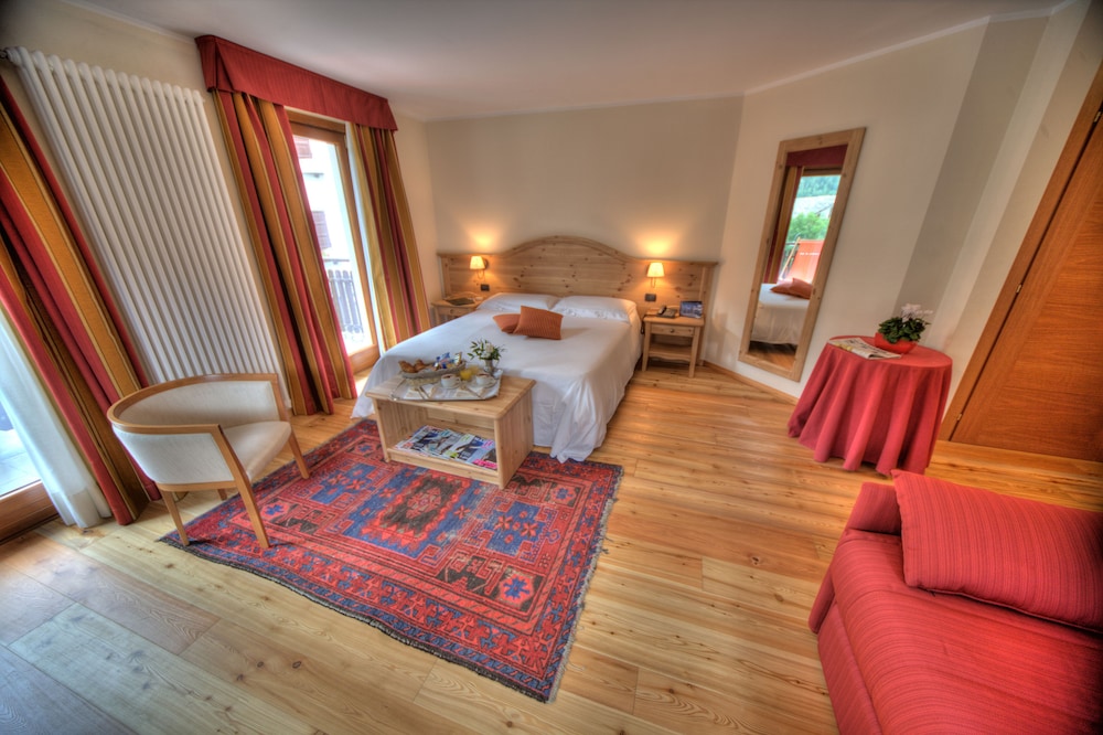 Junior Suite (One King Bed & Two Single Beds)