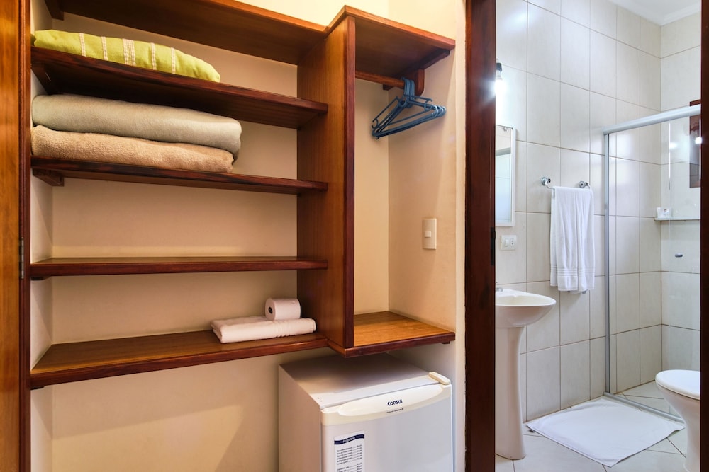 Economy Triple Room photo 2