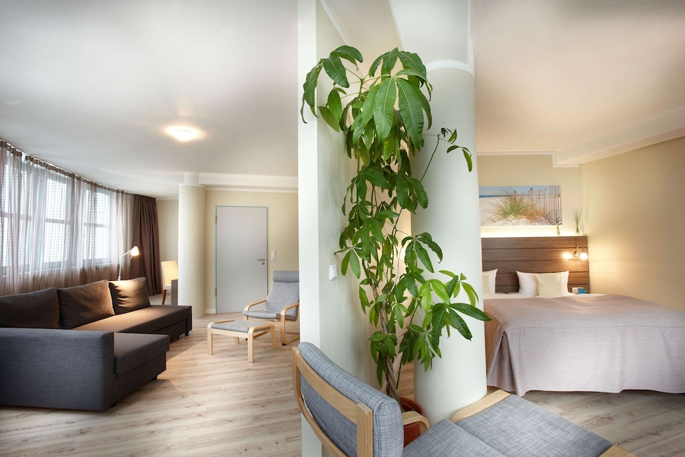 Suite, 2 Twin Beds, Bathtub