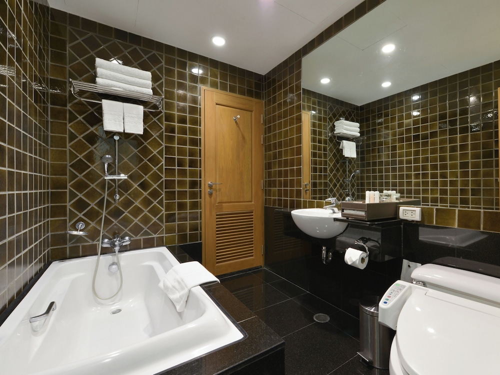 2 Bedroom Suite and 2 Extra Beds thumbnail 5