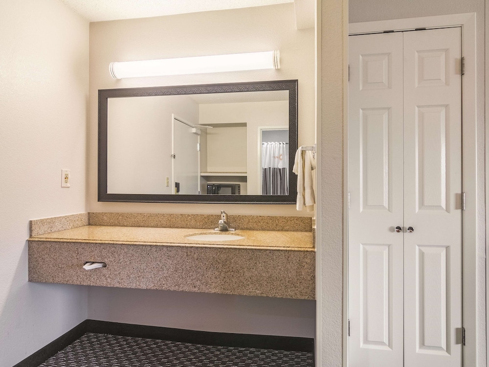 Deluxe Room, 1 Queen Bed, Accessible, Non Smoking (Mobility Accessible) - Photo 5