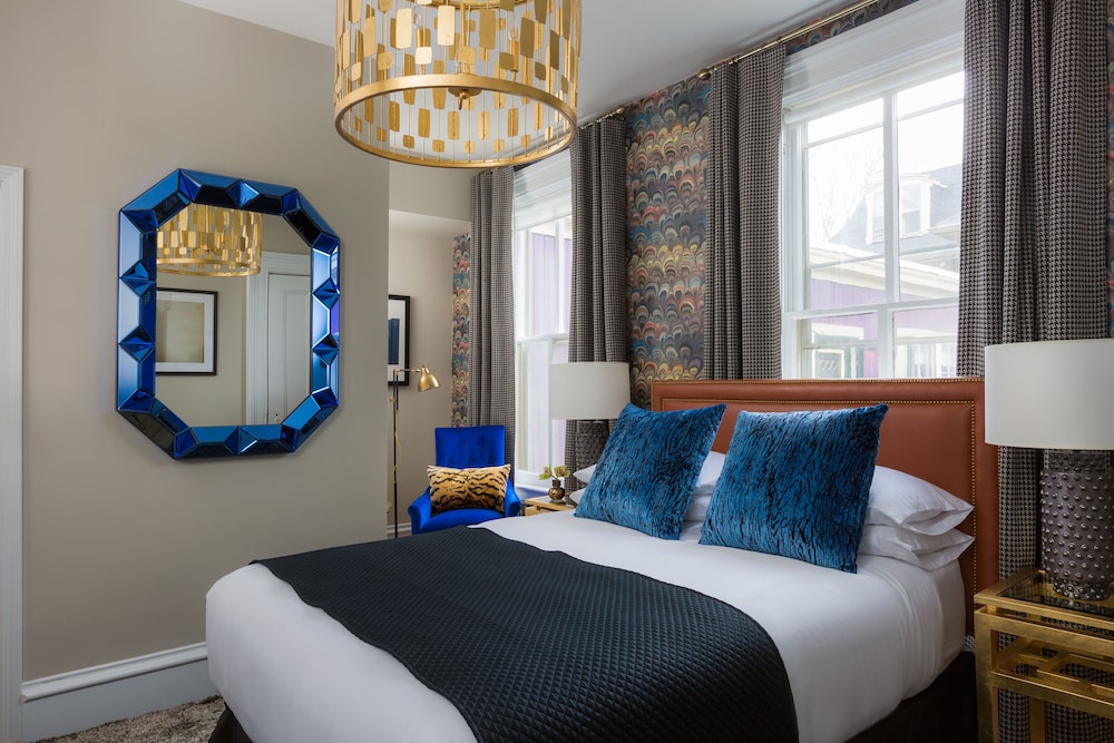 Gilded Suite (Free curated small plates breakfast included) photo 1