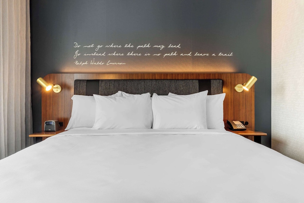 Suite, 1 King Bed, Non Smoking thumbnail 6