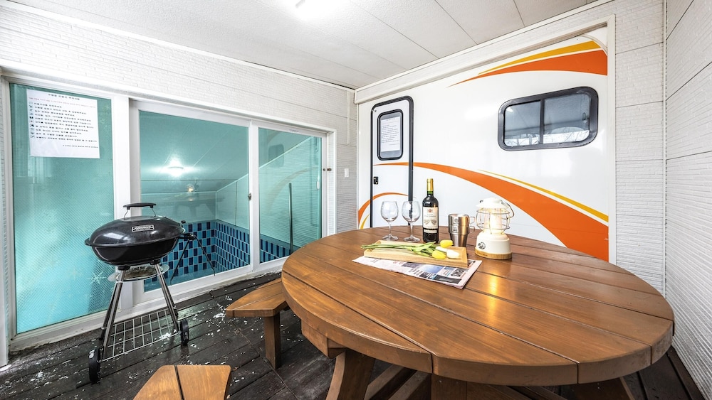 Basic Room, 1 Bedroom (luxury caravan orange)