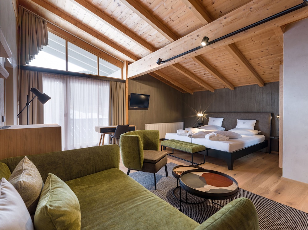 Suite, Mountain View (Mickey)