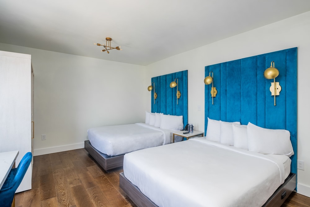 Dueling Queen Bed Room photo 1