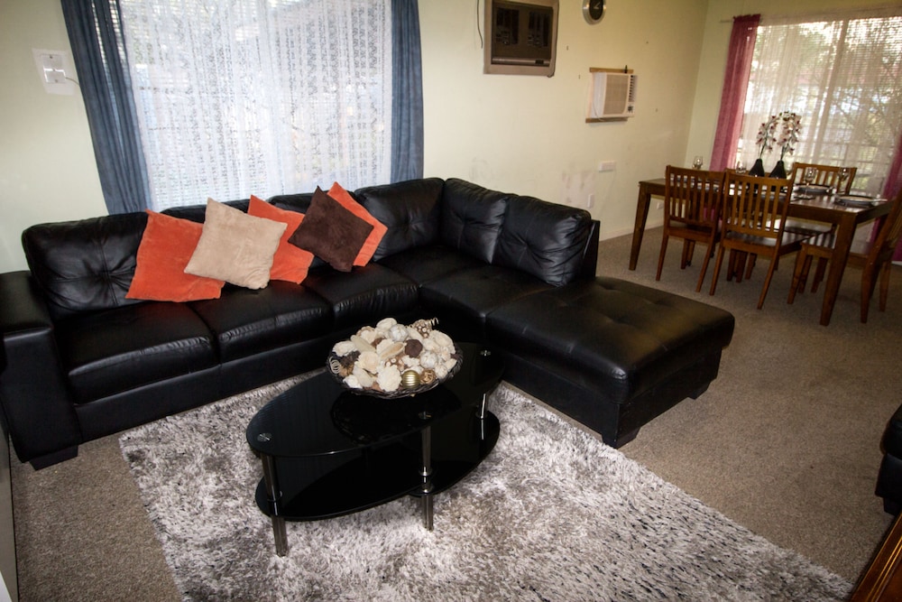 House, 2 Bedrooms, 2 Bathrooms (2-Bedroom House plus Caravan sleeps 2) photo 1