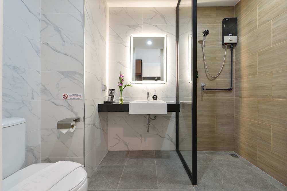 Executive Room - Photo 8