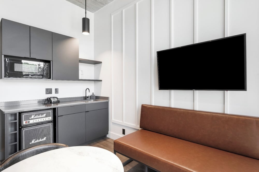 Suite, 2 Bedrooms, Kitchenette - Photo 6