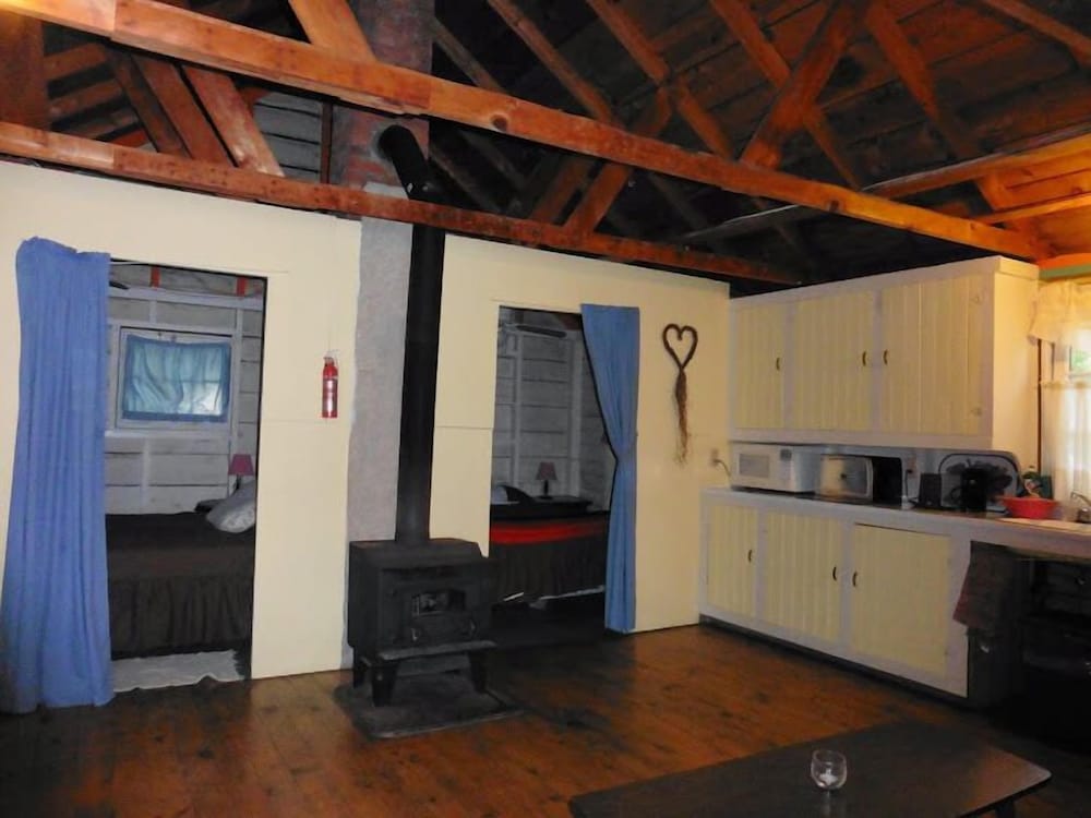 Traditional Cottage, 2 Bedrooms, Kitchen, Bay View (Waterfront Cottage 3) photo 3