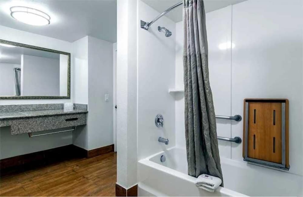 Basic Room, 1 King Bed, Accessible - Photo 1