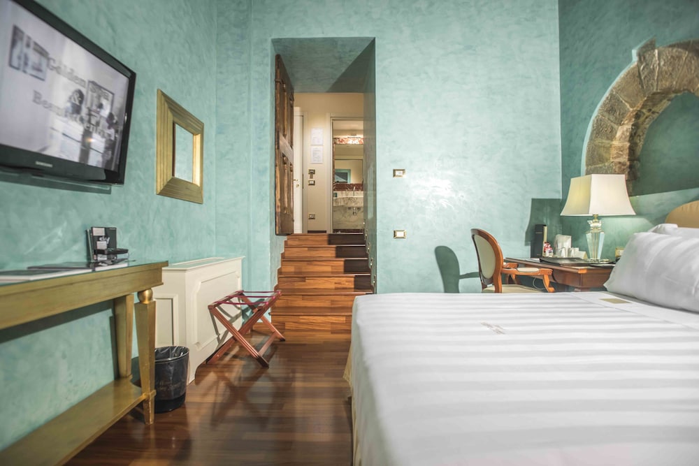 Junior Suite, 2 Queen Beds thumbnail 5