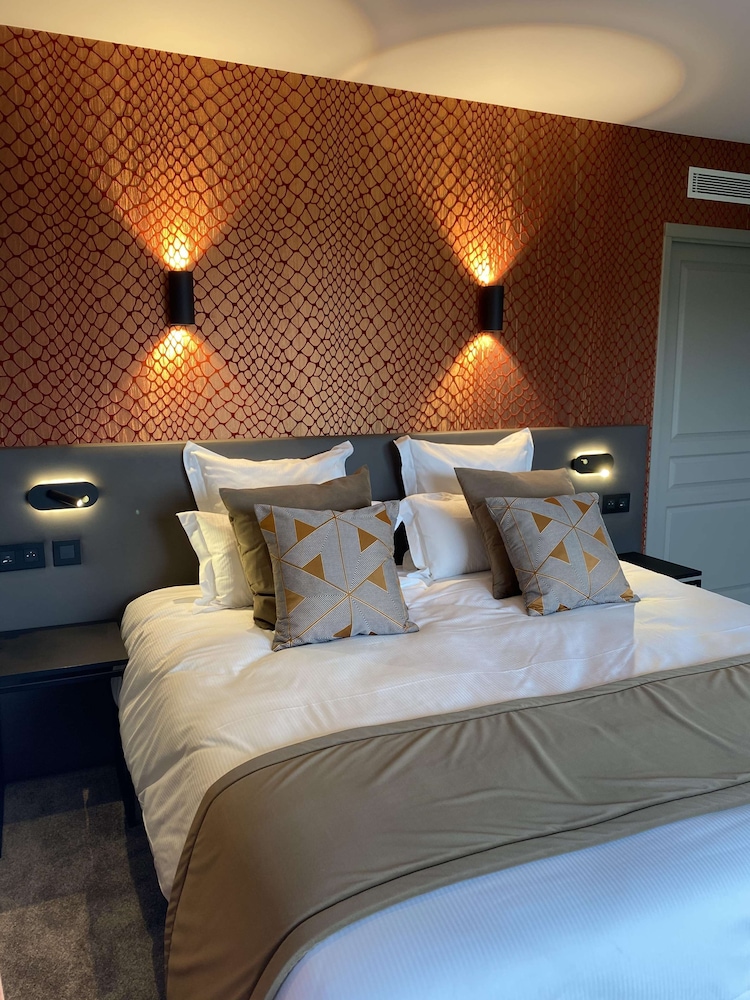 Junior Suite, 1 King Bed, Non Smoking, Bathtub - Photo 1