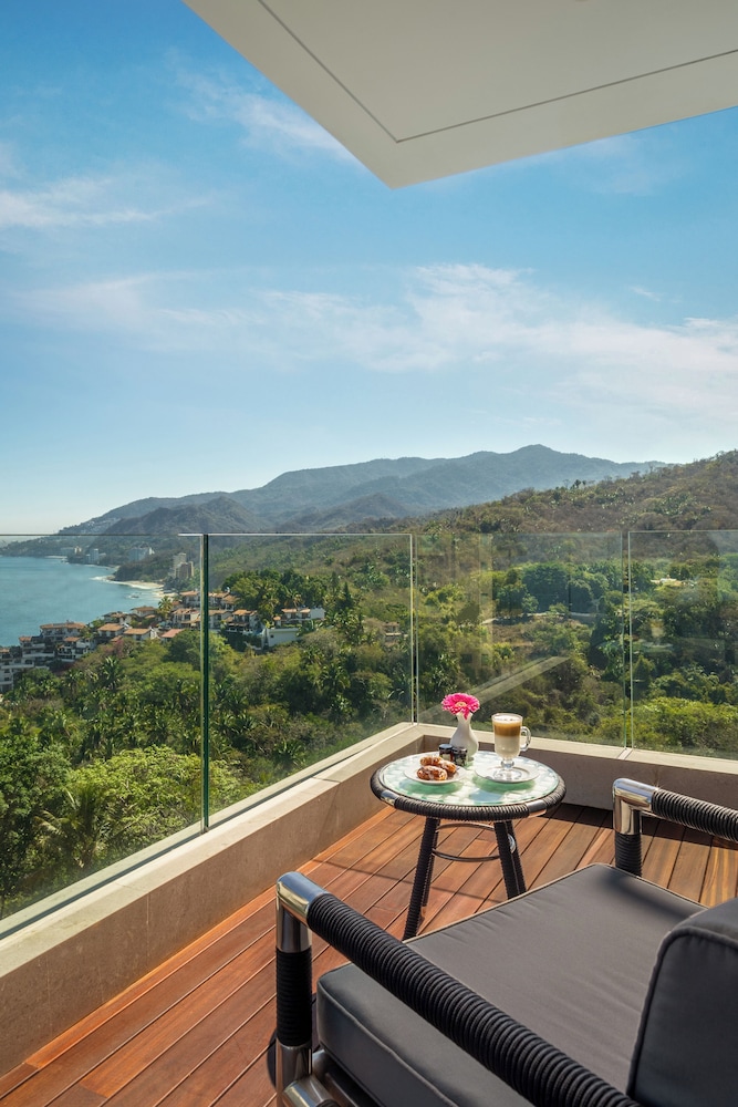 Ultra Corner Suite North