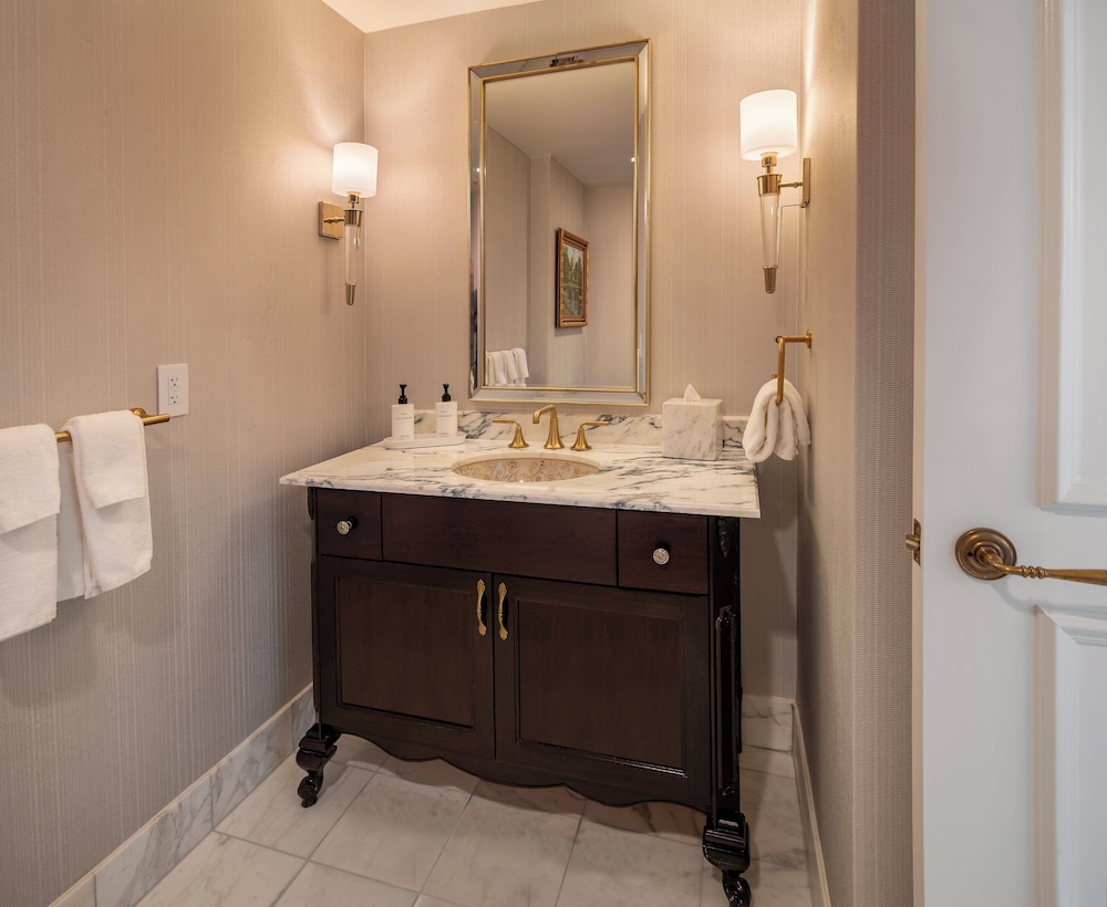 Suite, 1 King Bed (George Washington)