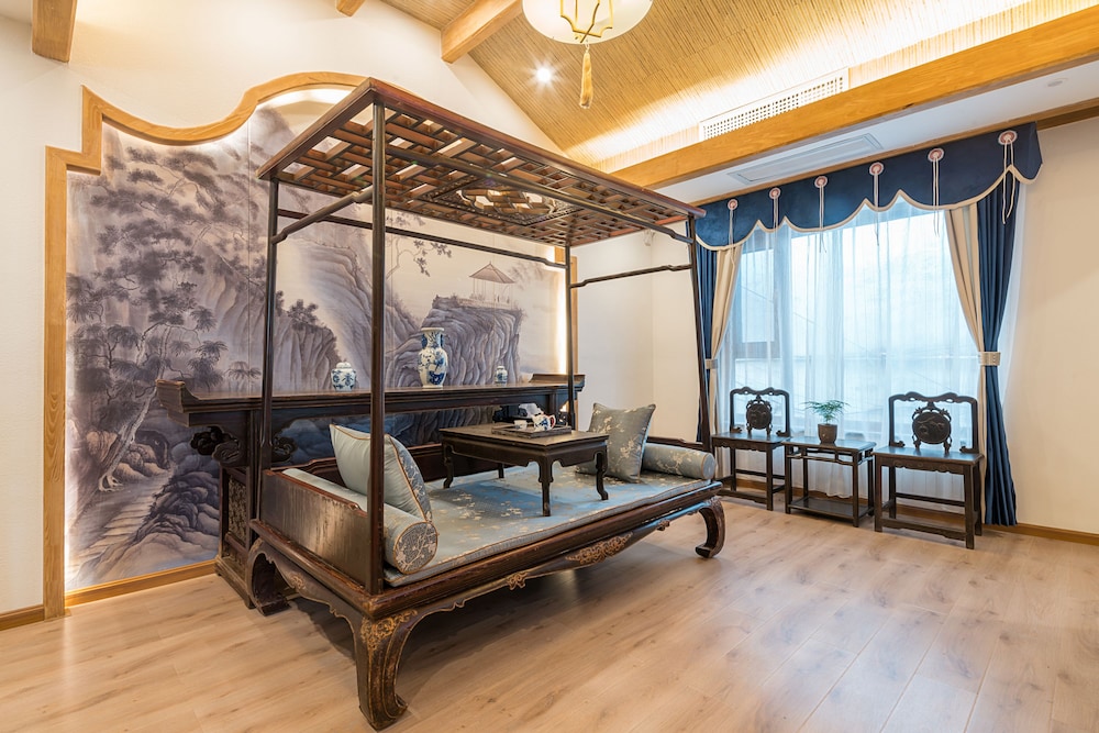 Premium Suite, 1 King Bed, Bathtub photo 3