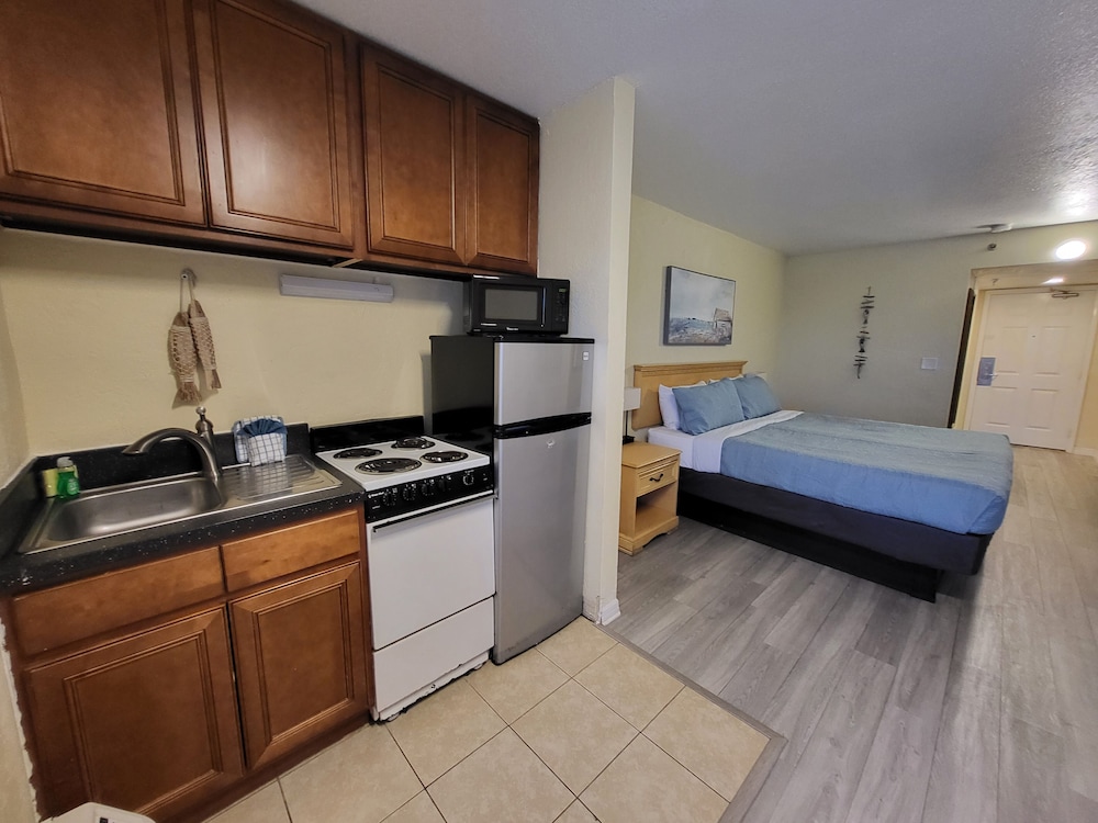 Standard Room, 1 King Bed, Kitchenette, Oceanfront - Photo 10
