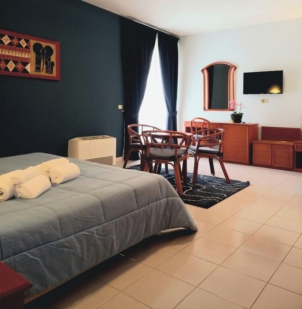 Deluxe Studio Suite, Private Bathroom, Poolside photo 2