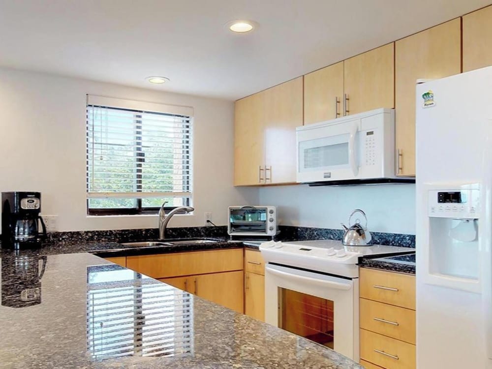 Condo, 2 Bedrooms, Oceanfront (409) photo 3