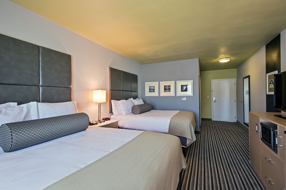 Suite, 2 Queen Beds photo 2