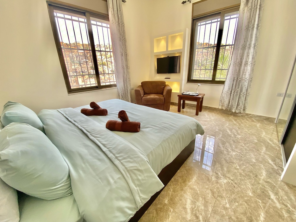Deluxe Studio, 1 King Bed, Non Smoking, Mountain View
