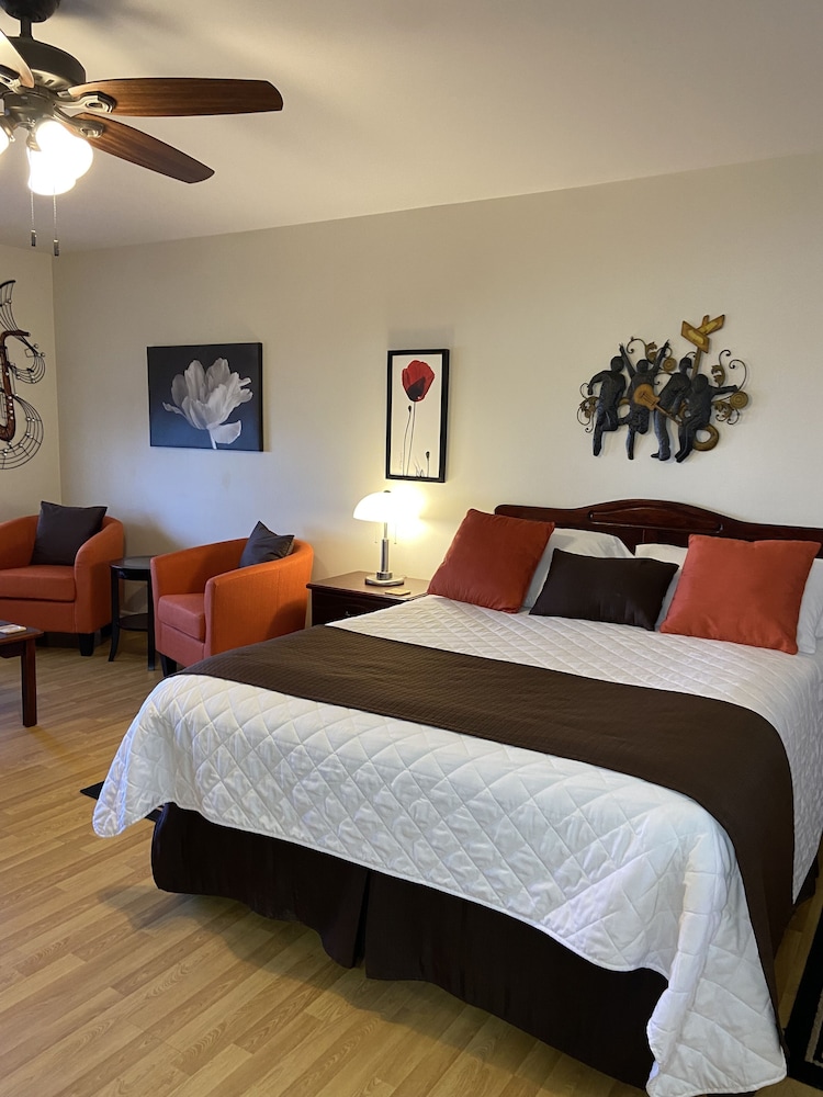 Suite, 1 Queen Bed, Accessible (Main Floor)
