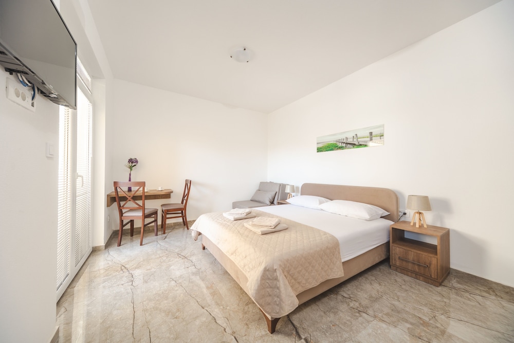 Apartment, Multiple Beds, Balcony, Partial Sea View photo 1