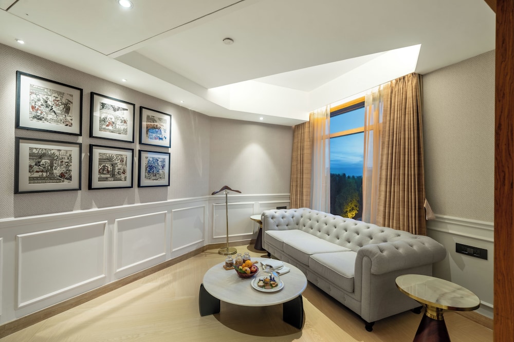 Suite, 1 King Bed (Presidential Suite) photo 3