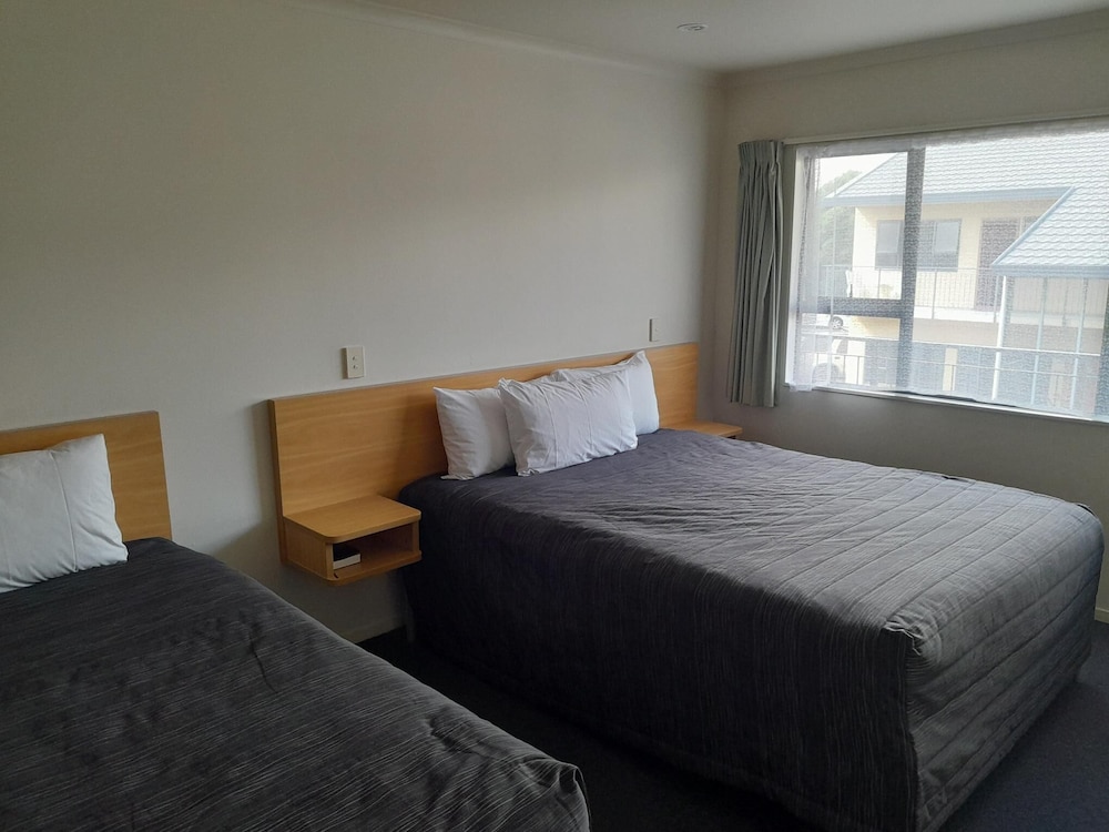 Family Suite, 1 Bedroom, Non Smoking, Kitchen (Downstairs) photo 1