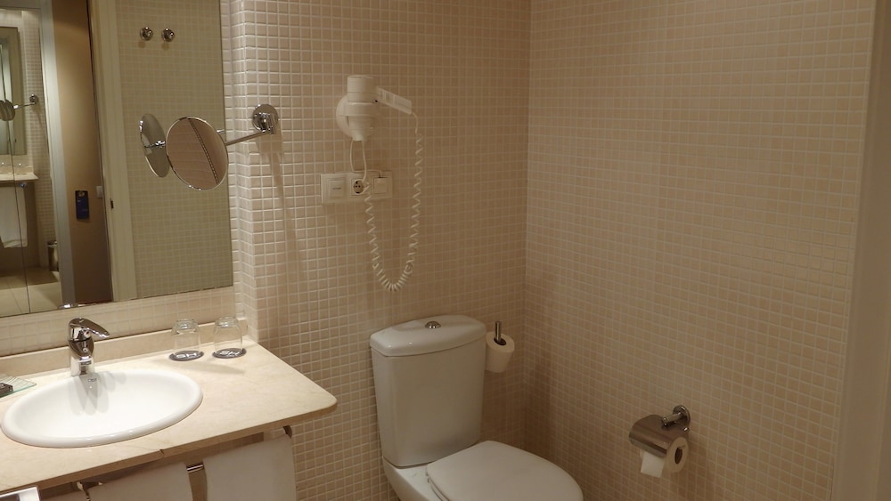 Standard Double Room Single Use - Photo 9