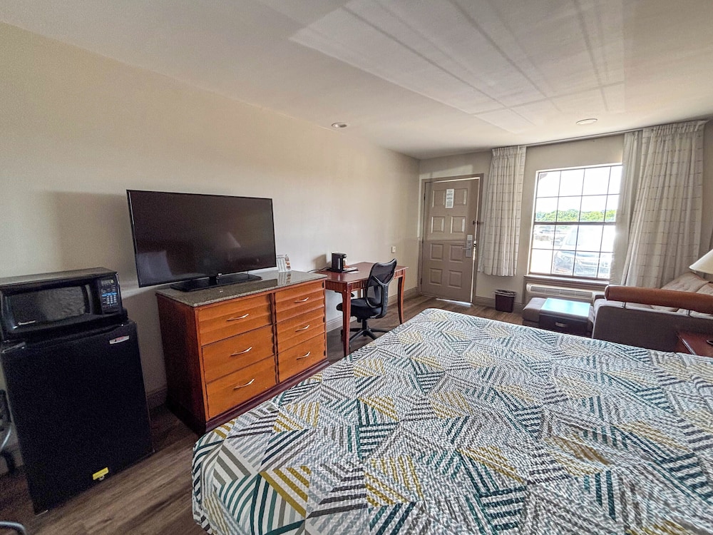 Standard Room, 1 King Bed, Non Smoking, Refrigerator & Microwave - Photo 2