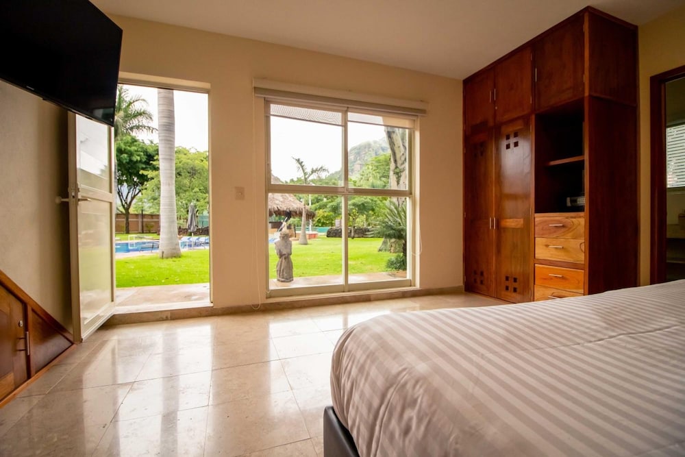 Superior Room, 1 King Bed, Non Smoking photo 2
