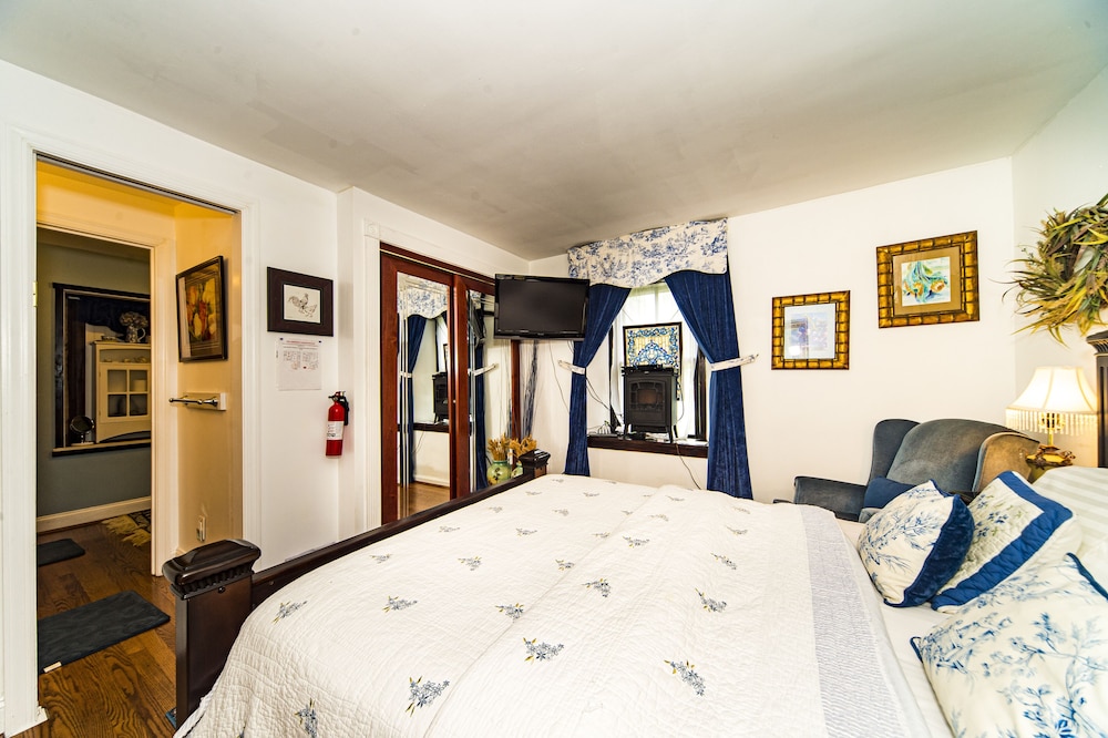 Luxury Suite, 1 Queen Bed, Jetted Tub, Garden View photo 2