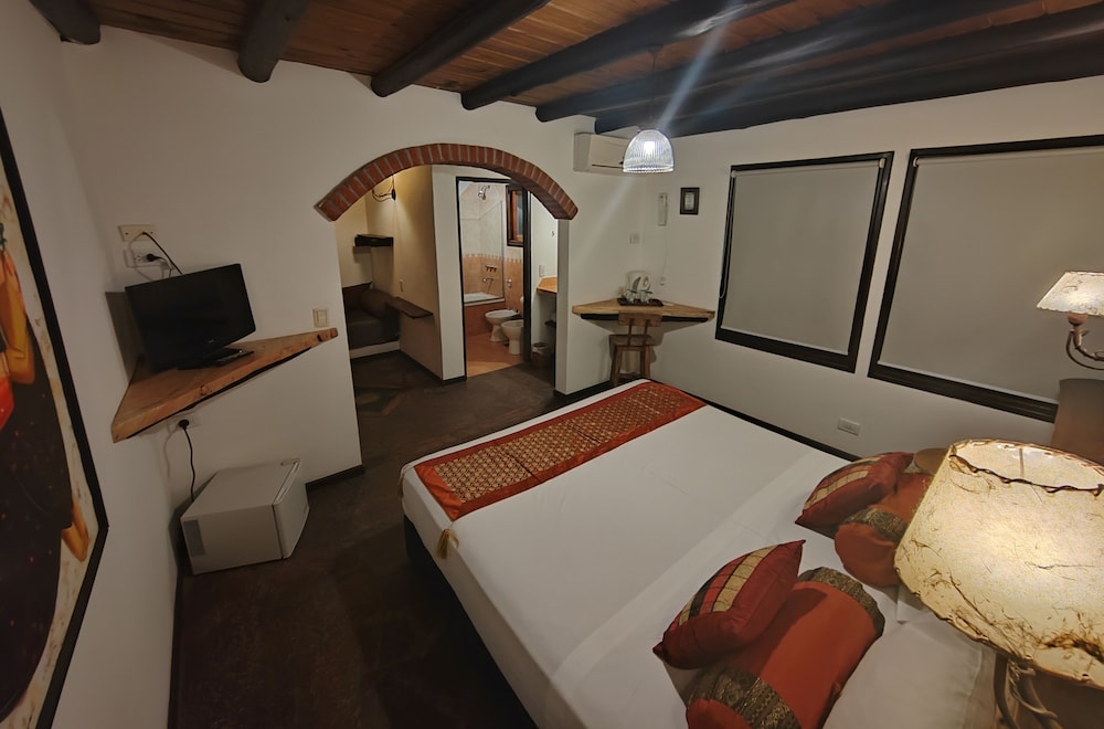 Deluxe Single Room, 1 King Bed photo 2