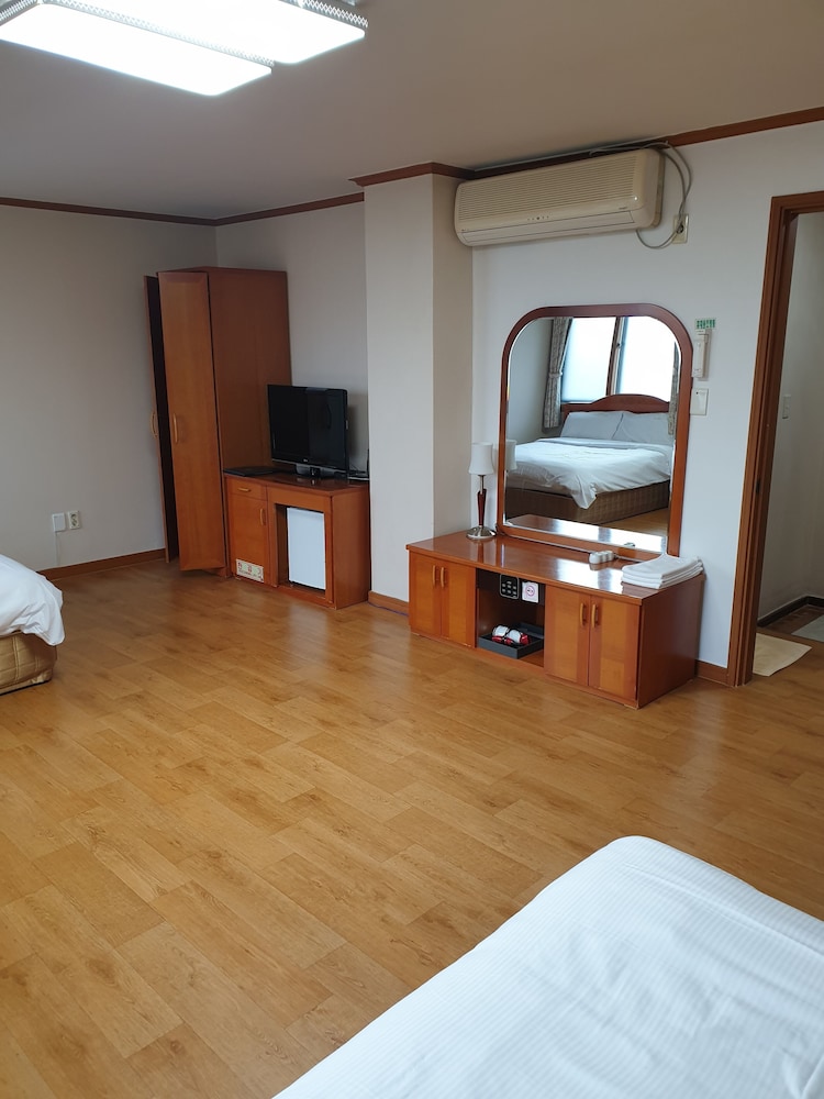 Family Twin Room - Photo 2