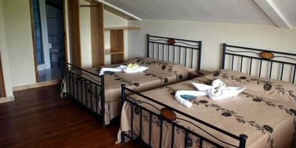 Family Quadruple Room photo 2