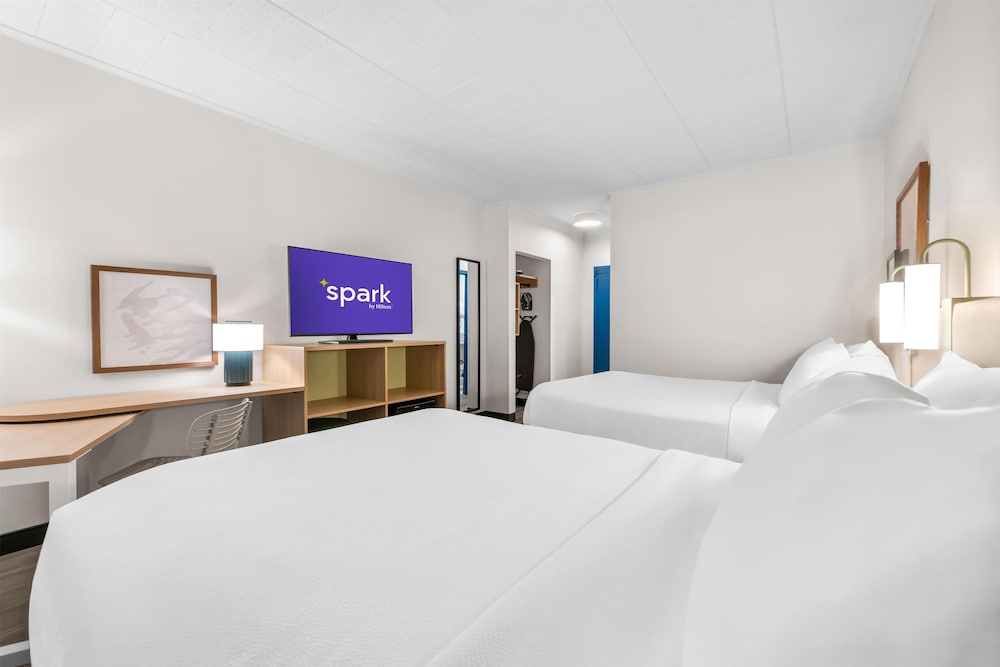Room, 2 Queen Beds, Accessible (Mobility & Hearing, Roll-in Shower) photo 2